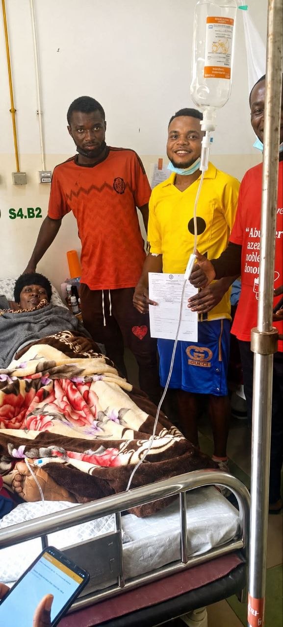 A patient with a donor and volunteer on the ward after a completed donation.